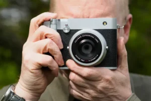 Lens and zoom